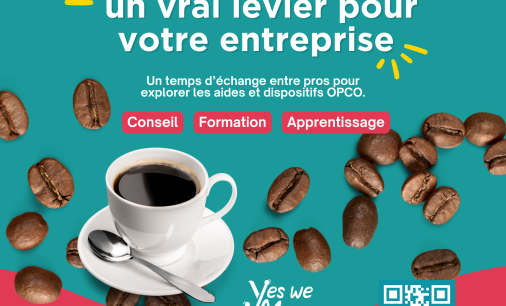 Affiche promotionnelle pour un événement "Les cafés de Cap Omega" organisé par Yes We Move. Le visuel présente un fond turquoise avec une section inférieure rose et est décoré de grains de café dispersés. Une tasse de café noir sur une soucoupe blanche est placée en avant-plan. Le texte principal, en blanc et jaune, annonce : "Les OPCO, un vrai levier pour votre entreprise". Une phrase complémentaire explique qu’il s’agit d’un temps d’échange pour explorer les aides et dispositifs OPCO. 