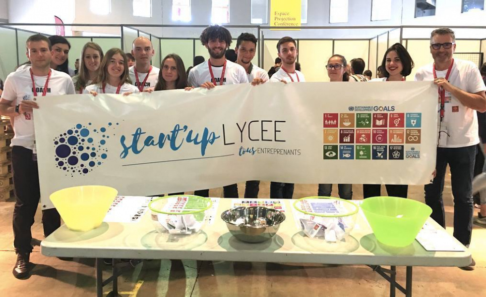 Start'up Lycée est un programme de 48 heures organisé dans un lycée, qui permet aux élèves accompagnés par leurs professeurs et des entrepreneurs locaux de créer une entreprise innovante.