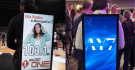 Photo de droite : Concept AY7 PUB lors d'un salon et Photo de Gauche: Exemple d'une prestation pour Radio ONE lors de l'évènement HERAIA